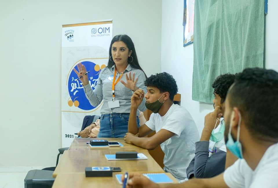 Mediatori territoriali e giovani durante un'attività ARISE
